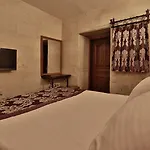 בית הארחה Walnut House 4*