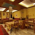 Walnut House בית הארחה
